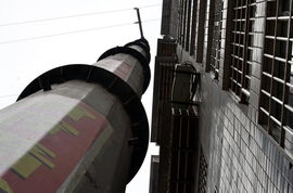 四川巨型電線桿達(dá)19層樓高 與住戶房屋僅隔0.5米